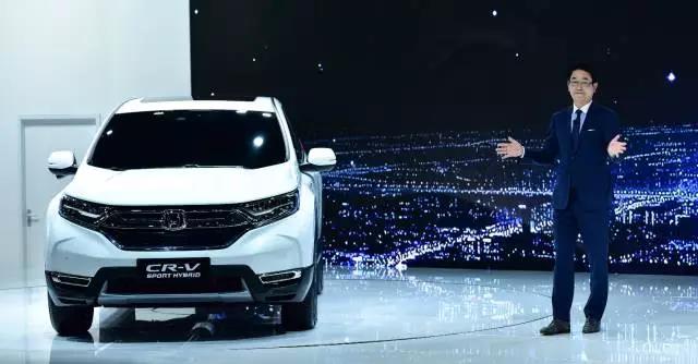 作為全球最暢銷的SUV， CR-V創(chuàng)造了無數(shù)個奇跡。撇開全球不說，從2004年CR-V被引進到中國市場以來，就開拓了城市SUV市場，開啟了國內(nèi)高品質(zhì)SUV生活潮流。進取之路永不停止，就在此次上海車展期間，東風本田CR-V也終于迎來了全新?lián)Q代，實現(xiàn)了從內(nèi)到外的全面革新。
