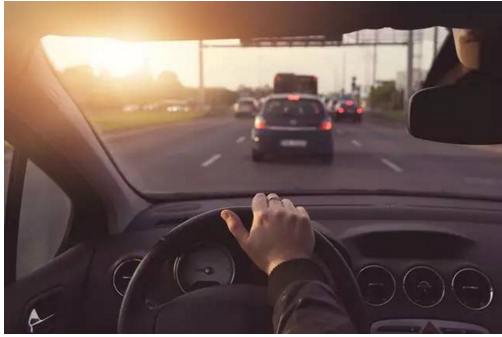 開車的這些陋習(xí)，據(jù)說(shuō)會(huì)開車的人都犯過(guò)！別說(shuō)你沒有！